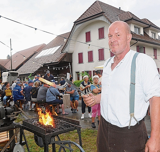Das Eisen schmieden, so lange es heiss ist: Paul Imbach zeigte den glühenden «Rohling».