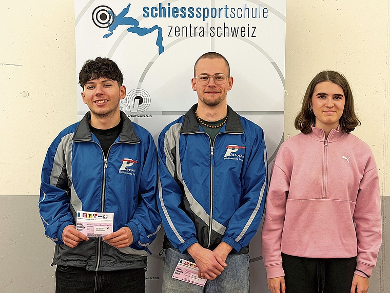 Bei der Pistolenkonkurrenz der Altersklasse U21 feierten die Athleten des PSB Reiden einen Doppelsieg: Aaron Widmer (Mitte) setzte sich vor Romeo Alfano und Joline Bleymaier durch.Bild: zvg