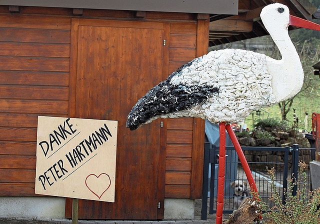 Auch hier wird dem Storchenvater für seine Arbeit gedankt.Bild: Rafael Hüssy