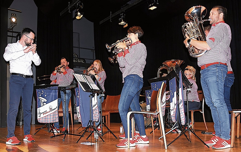 Mitreissend: Auch bei der Musik der «Power Polka Band» animierte Dirigent Simon Schwizer das Publikum zum Mitmachen.Bild: Beat Wyttenbach Mitreissend: Auch bei der Musik der «Power Polka Band» animierte Dirigent Simon Schwizer das Publikum zum Mitmachen.Bild: Beat Wyttenbach