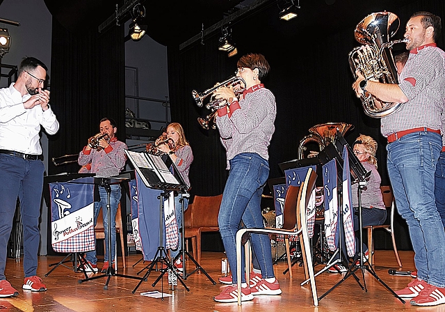Mitreissend: Auch bei der Musik der «Power Polka Band» animierte Dirigent Simon Schwizer das Publikum zum Mitmachen.Bild: Beat Wyttenbach