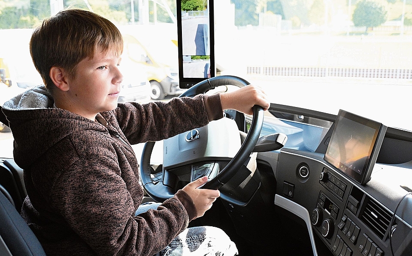 Levin Basler steuerte einen richtigen LKW – unter fachkundiger Anleitung von Fahrlehrer Patrick Wyser.