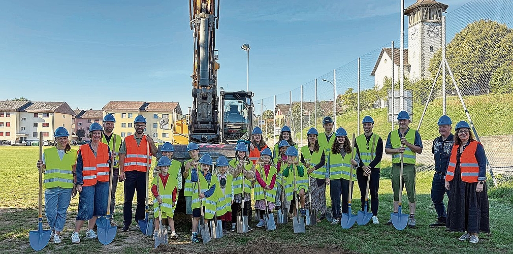 Baukommission und Kinderrat setzen zum Spatenstich an.bilder: Lea Fabian