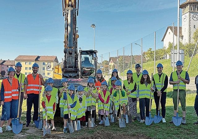 Baukommission und Kinderrat setzen zum Spatenstich an.bilder: Lea Fabian