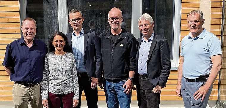 Der Stadtrat (ohne Dominik Gresch) in einem der beiden Innenhöfe des neuen Schulhauses.Bild: zvg