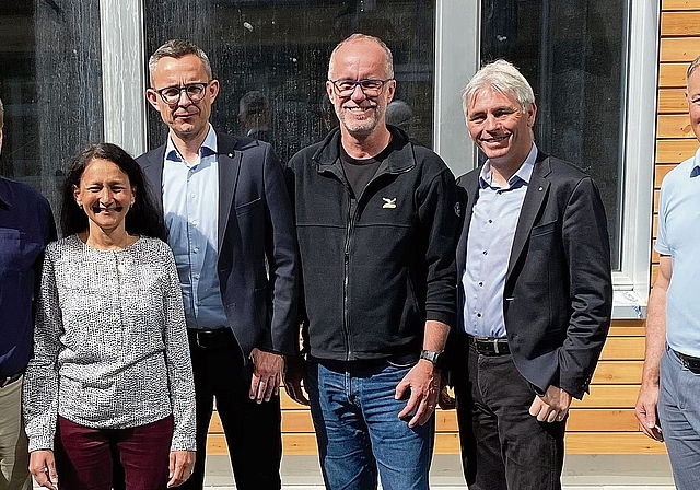 Der Stadtrat (ohne Dominik Gresch) in einem der beiden Innenhöfe des neuen Schulhauses.Bild: zvg