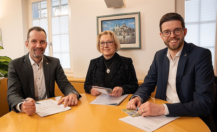 Durften ein hervorragendes Jahresergebnis präsentieren (v.l.): Daniel Studer (Bankleiterer), Sandra Lüscher (Verwaltungsratspräsidentin) und Marc Zihlmann (Bankleiter Stv.).Bild: Adrian Gaberthüel