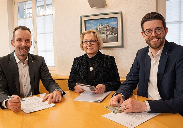 Durften ein hervorragendes Jahresergebnis präsentieren (v.l.): Daniel Studer (Bankleiterer), Sandra Lüscher (Verwaltungsratspräsidentin) und Marc Zihlmann (Bankleiter Stv.).Bild: Adrian Gaberthüel
