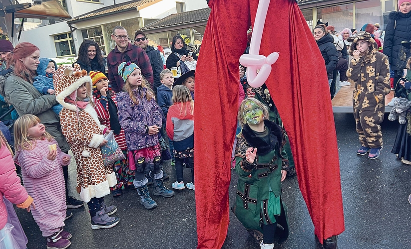 Der Clown auf Stelzen begeisterte die Kinder.