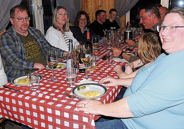 Fröhliche Runde: Alle Generationen lassen es sich schmecken.Bilder: Beat Wyttenbach 
