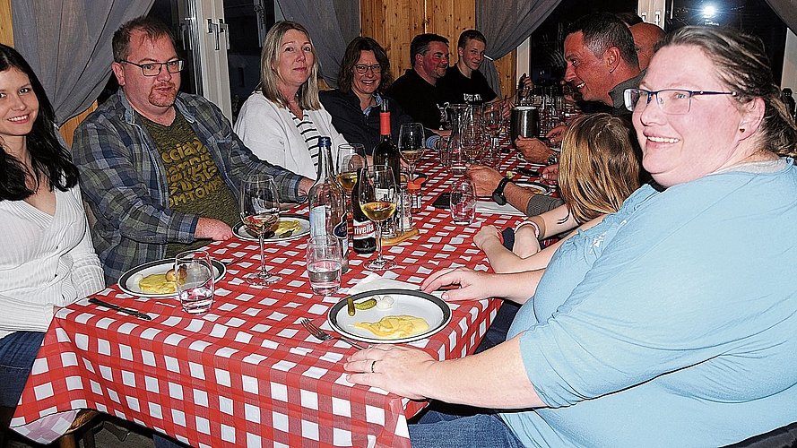 Fröhliche Runde: Alle Generationen lassen es sich schmecken.Bilder: Beat Wyttenbach 