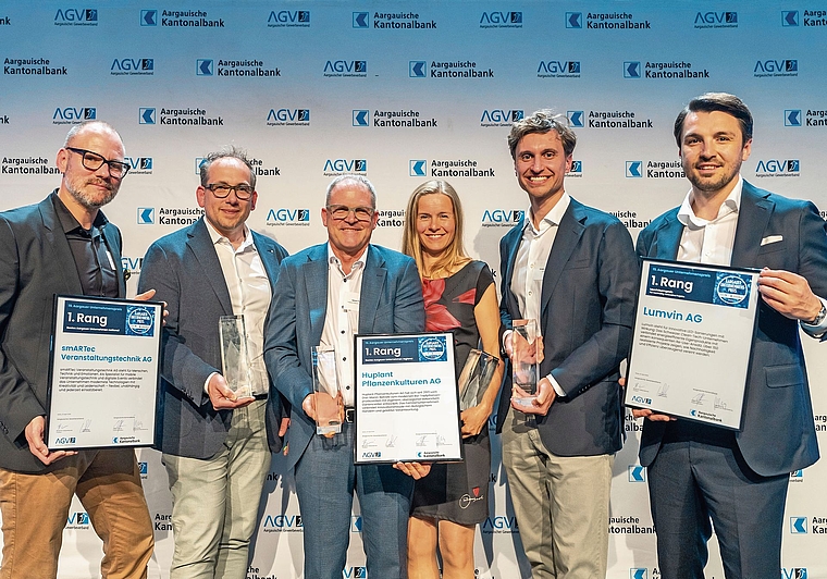 Die Siegerunternehmen des Aargauer Unternehmenspreises 2026 (v.l.): Beat Schmid und Marc Probst, smARTec Veranstaltungstechnik AG (Bestes Aargauer Unternehmen national), Adrian und Yvonne Huber, Huplant Pflanzenkulturen AG (Bestes Aargauer Unternehme