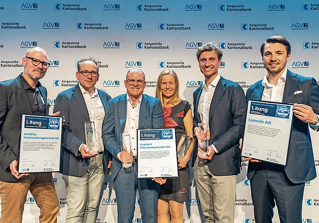 Die Siegerunternehmen des Aargauer Unternehmenspreises 2026 (v.l.): Beat Schmid und Marc Probst, smARTec Veranstaltungstechnik AG (Bestes Aargauer Unternehmen national), Adrian und Yvonne Huber, Huplant Pflanzenkulturen AG (Bestes Aargauer Unternehme