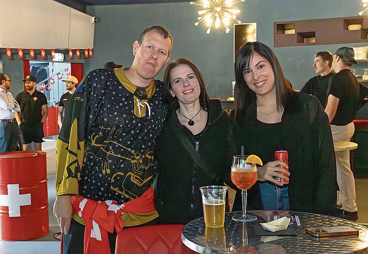 Die drei eingefleischten EHC Olten-Fans kamen frühzeitig zum Public Viewing. Die drei eingefleischten EHC Olten-Fans kamen frühzeitig zum Public Viewing.