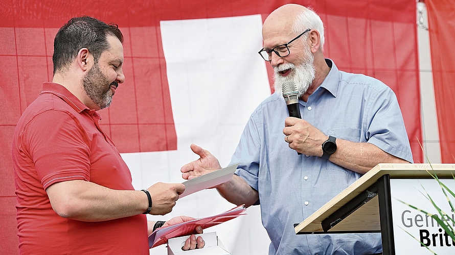 Luigi Mangieri (Kommandant der Stützpunktfeuerwehr Zofingen, links) und Gemeindepräsident Kurt Iseli sprachen zur Brittnauer Bevölkerung.Bilder: Manuel Arnold Luigi Mangieri (Kommandant der Stützpunktfeuerwehr Zofingen, links) und Gemeindepräsident Kurt Iseli sprachen zur Brittnauer Bevölkerung.Bilder: Manuel Arnold
