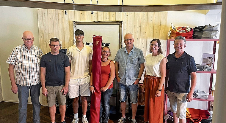 Die Rothrister Delegation in Wil (von links): Bernhard Frei, Andreas Künzi, Marvin Retnarajah, Beatrice Schütz (Fähnrichin), Beat Bühler, Fabienne Gribi, Andreas Müller (Präsident Fahnenkommission).Bild: zvg