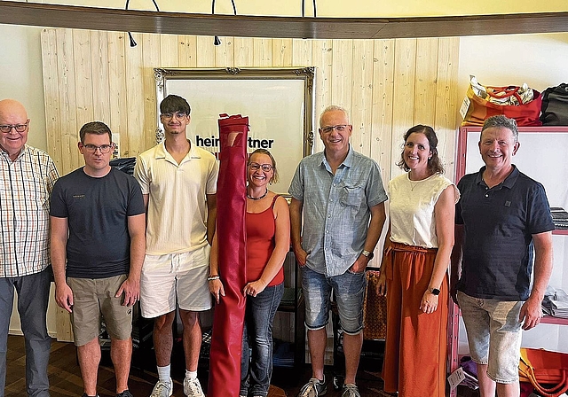 Die Rothrister Delegation in Wil (von links): Bernhard Frei, Andreas Künzi, Marvin Retnarajah, Beatrice Schütz (Fähnrichin), Beat Bühler, Fabienne Gribi, Andreas Müller (Präsident Fahnenkommission).Bild: zvg