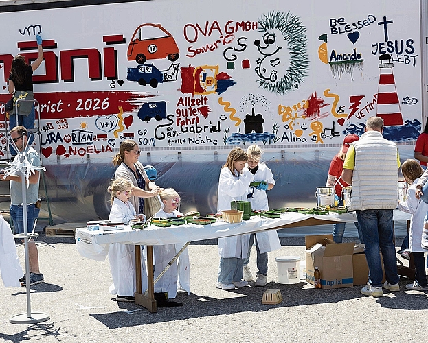 Nach Herzenslust konnten zwei riesige Blachen bemalt werden. Nach Herzenslust konnten zwei riesige Blachen bemalt werden.
