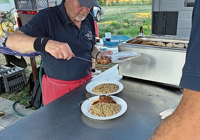 Die grosszügigen Portionen fanden viele Abnehmer.
