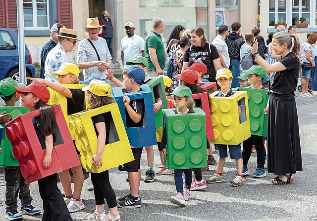 Farbige Legosteinchen spazierten durchs Städtli.Bilder: Heinz Hug