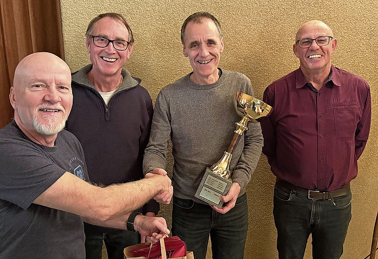 Fahrwart Martin Steuri gratuliert Hans Uhlmann (mit Pokal) sowie Hanspeter Niklaus (links) und Christian Brunner (rechts).Bild: zvg