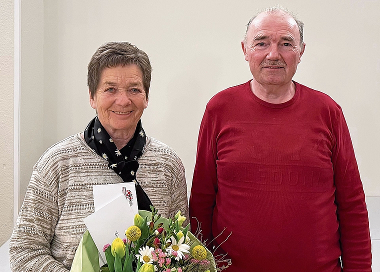 Frieda Zürcher und Markus Emmenegger spendeten zum 100. Mal ihr Blut und bewiesen, dass dieser minimale Aufwand Leben retten kann.Bild: zvg