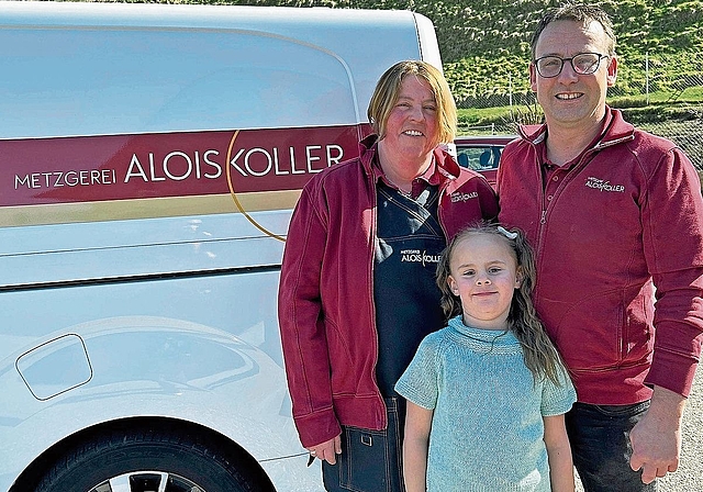 Christine Gasser und Alois Koller mit Tochter Loïs haben die Übernahme der Traditionsmetzgerei F. Kunz vor zehn Jahren nie bereut und in Rothrist kräftige Wurzeln geschlagen.Bild: Bruno Muntwyler