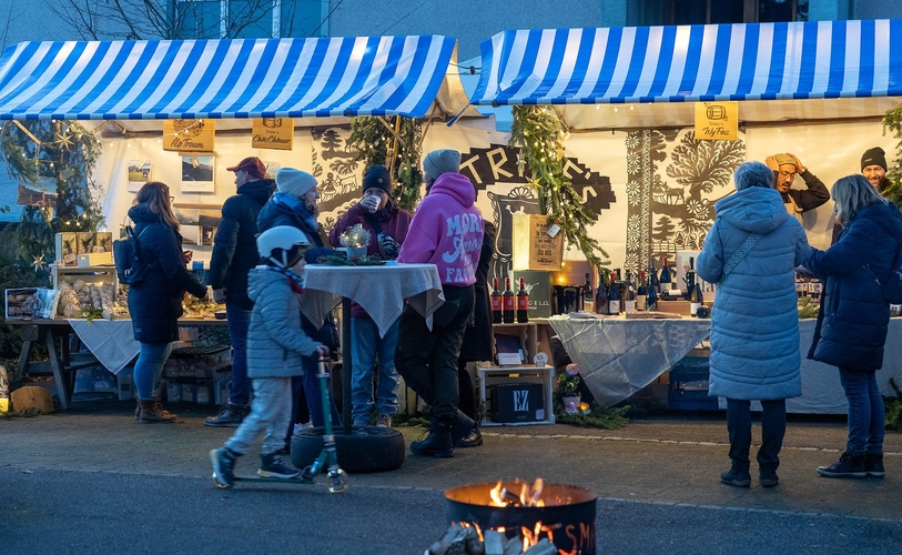 Perfekte Aufteilung: Links der Käse, rechts der Wein.