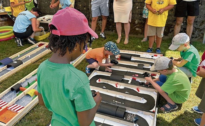 Mit kleinen ferngesteuerten Autos geht’s durch einen Parcours. Mit kleinen ferngesteuerten Autos geht’s durch einen Parcours.