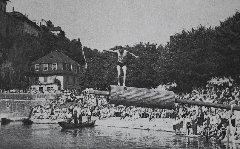 Möglichst lange oben bleiben: Die berühmte Rolle war eine der grossen Attraktionen der Nautischen Spiele.