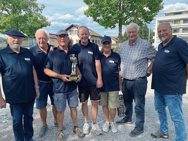 Hans Vonaesch, Guido Allemann, Cupsieger Pesche Riesen, Vizepräsident Viktor Andenmatten, Toni Capezzuto, Präsident Werner Kurth und Hans Schürch (von links).Bild: Ruedi Friedli