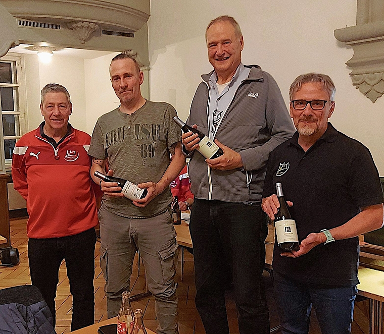 Oberturner Hans Aeschlimann mit den Gewinnern der Vereinsmeisterschaft: Bernd Weissenberger, Daniel Oschwald, Livio Blaschi (v.l.).Bild: zvg