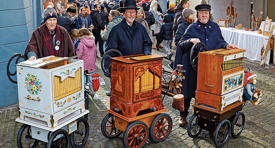Der Zauberkünstler und Drehorgelspieler Peter Bützer (rechts) mit seinen zwei Kollegen ist zum dritten Mal dabei am Zofinger Weihnachtsmarkt.Bilder: André Albrecht Der Zauberkünstler und Drehorgelspieler Peter Bützer (rechts) mit seinen zwei Kollegen ist zum dritten Mal dabei am Zofinger Weihnachtsmarkt.Bilder: André Albrecht
