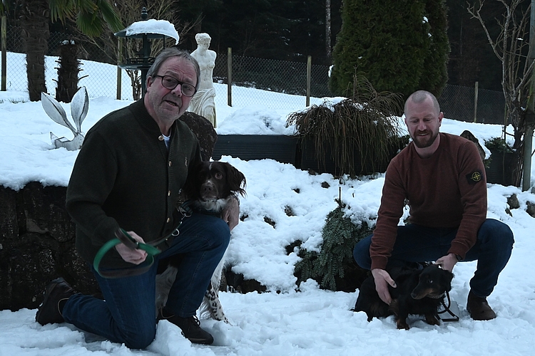 Wechsel an der Spitze der Jagdgesellschaft Murgenthal: Von Marco Caneri (links) mit Jagdhund Helios zu Ueli Wyss mit Jagdhund Arya.
