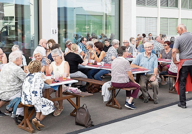 Die Sitzplätze beim Risotto-Essen sind immer begehrt.Bild: Archiv Patrick Lüthi