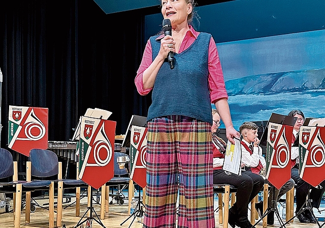 Nathalie Sager führt gekonnt durchs Programm.Bilder: Jil Lüscher