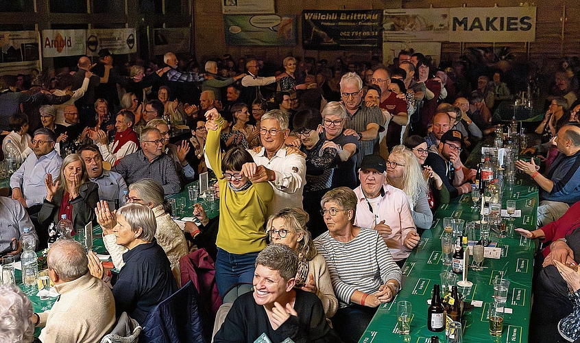 Eine fröhliche Polonaise zog durch die Halle.Bilder: Patrick Lüthi