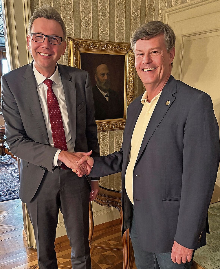 OKG-Vizepräsident Beat Senn (rechts) bedankt sich bei Regierungsrat Dieter Egli für das sehr illustrative Referat und wünscht ihm weiterhin viel Erfolg.Bild: zvg