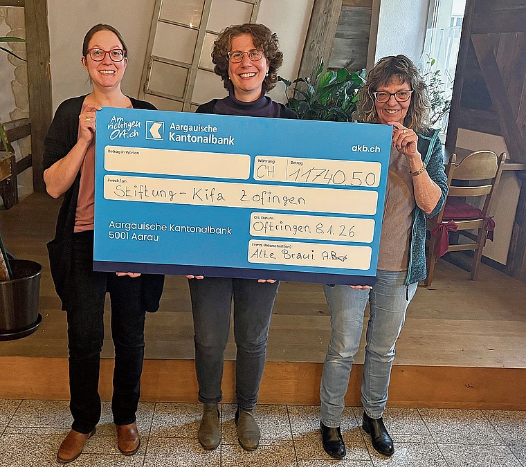 Freuen sich sehr über den Erfolg (v.l.): Angela Berger, Pächterin Restaurant Alte Braui; Fabienne Besmer, Verantwortliche Mittelbeschaffung Kifa; Yvonne Berger, freiwillige Helferin.Bild: Eveline Berner