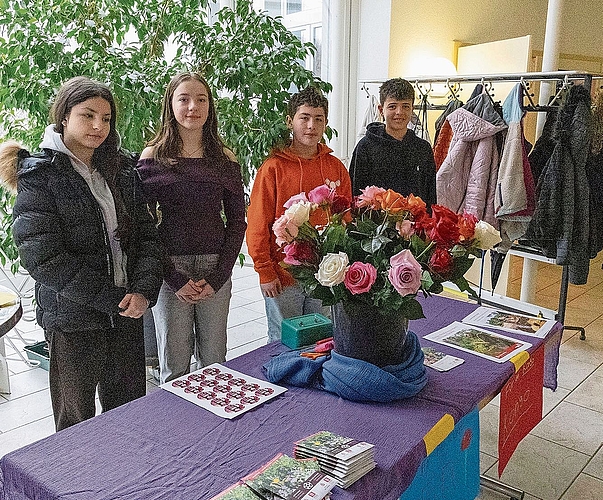 Junge Menschen verkauften Rosen im Foyer.