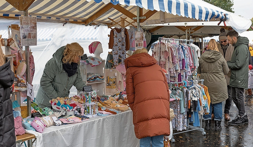 Selbst genähte Kinderkleider und allerlei liebevoll gefertigte Kleinigkeiten luden zum Stöbern ein. Selbst genähte Kinderkleider und allerlei liebevoll gefertigte Kleinigkeiten luden zum Stöbern ein.