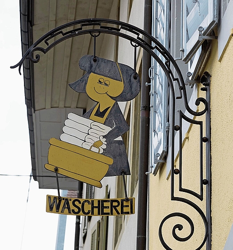 Die fröhliche Waschfrau gehört zu der heute noch bestehenden Wäscherei.