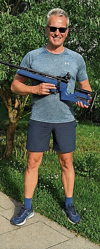 Roger Lussi präsentiert das Lasergewehr, welches am Sommer-Biathlon zum Einsatz kommt. Roger Lussi präsentiert das Lasergewehr, welches am Sommer-Biathlon zum Einsatz kommt.