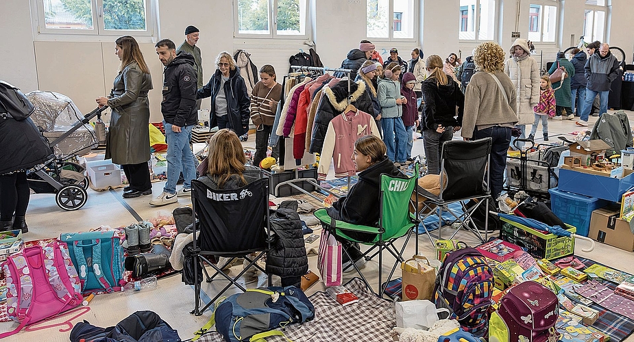 In der alten Turnhalle wurde fleissig gehandelt. Beim Spielzeug-Flohmarkt suchten ausgediente Spielsachen neue Besitzer. In der alten Turnhalle wurde fleissig gehandelt. Beim Spielzeug-Flohmarkt suchten ausgediente Spielsachen neue Besitzer.