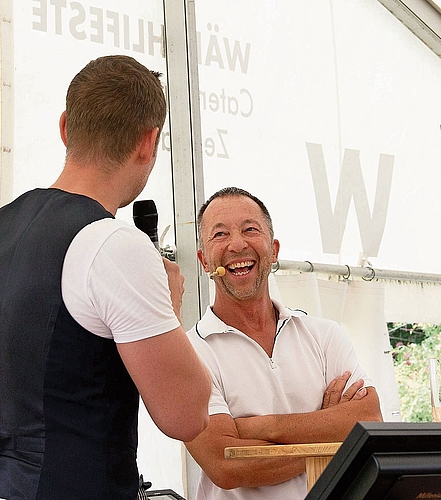 Moritz Schlanke (links) im Interview mit einem entspannten und humorvollen DJ Bobo. Moritz Schlanke (links) im Interview mit einem entspannten und humorvollen DJ Bobo.