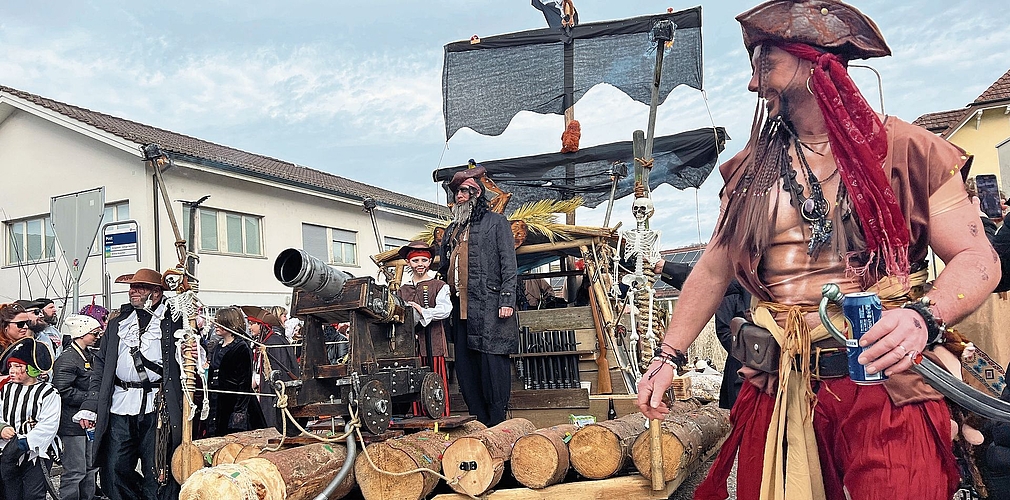 Die einheimische Häfezunft setzte ihr Fasnachtsmotto «Piraten Ahoi» am Umzug um.