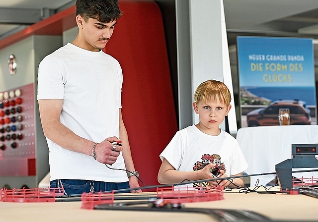 Samuel Binggeli, Automobilmechatroniker im zweiten Lehrjahr, gab dem siebenjährigen Valentin Tipps für das Zeitrennen auf der Carrerabahn.