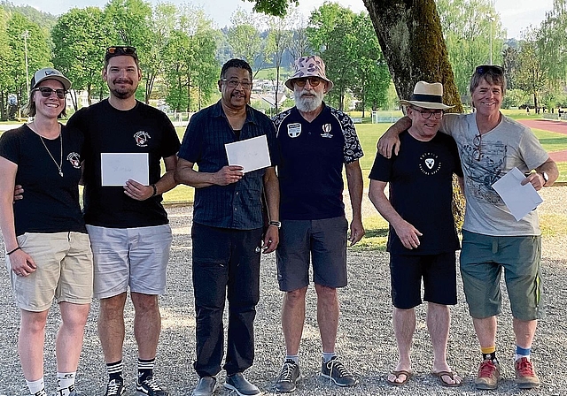 Denise und Patrick Vogel, Gamal Eltawab, Josy Kneubühler, Fritz Eichenberger, Ruedi Beyeler (v.l.) sind die Sieger und Siegerinnen des Frühlingsturniers.Bild: zvg