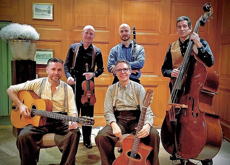 Das «Gadjolinos Gypsy Swing Ensemble»: Marc Luisoni (violine), Chritian Ruh (guit), Dani Zürcher (guit), Augustin Maissen (b) und Simon Wyrsch (cl).Bild: Hans Moser