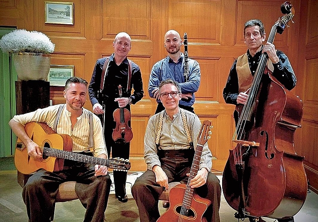 Das «Gadjolinos Gypsy Swing Ensemble»: Marc Luisoni (violine), Chritian Ruh (guit), Dani Zürcher (guit), Augustin Maissen (b) und Simon Wyrsch (cl).Bild: Hans Moser
